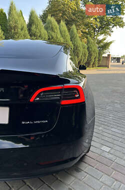 Седан Tesla Model 3 2022 в 