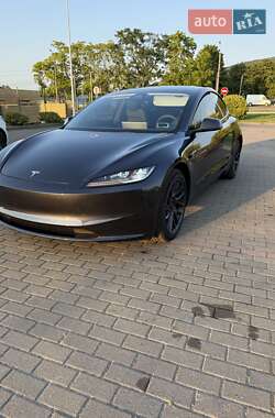 Седан Tesla Model 3 2024 в 