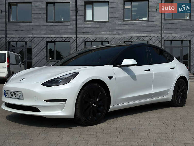 Седан Tesla Model 3 2023 в Ровно