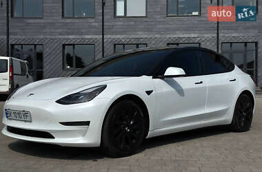 Седан Tesla Model 3 2023 в 