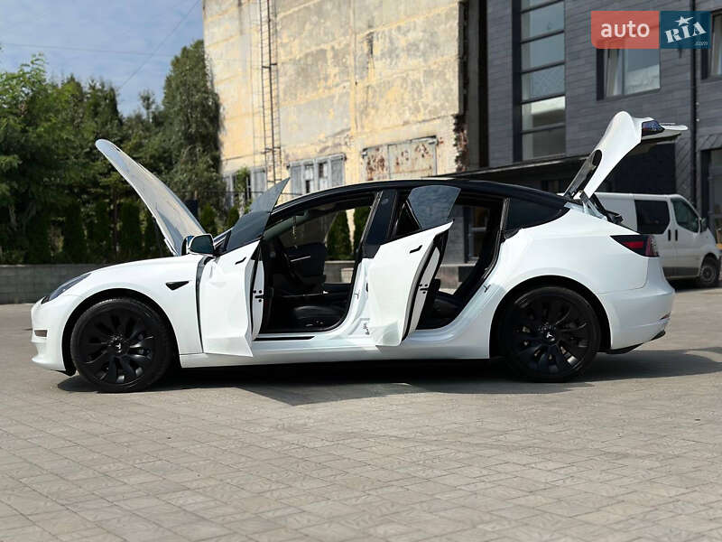 Седан Tesla Model 3 2023 в Ровно