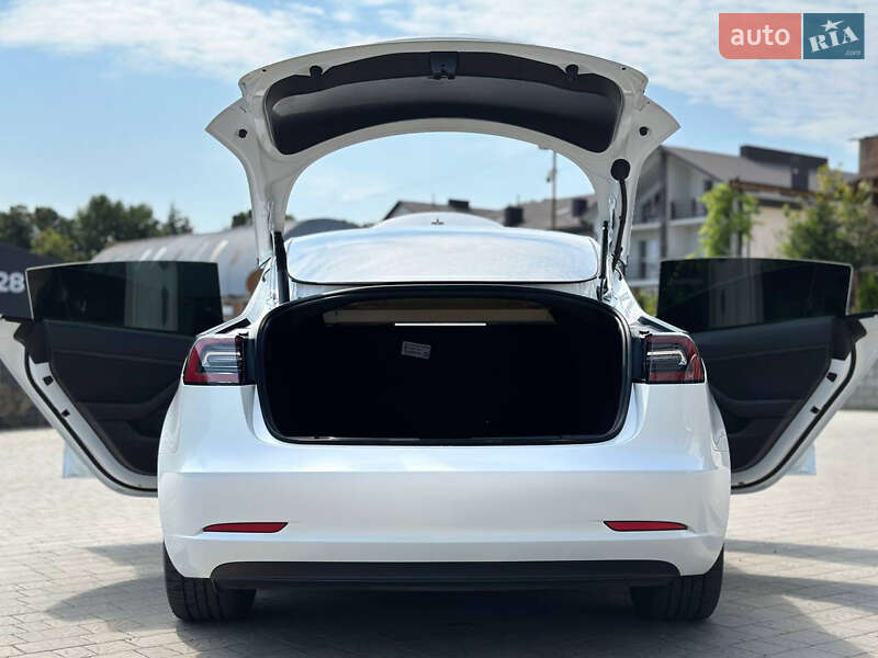 Седан Tesla Model 3 2023 в Ровно