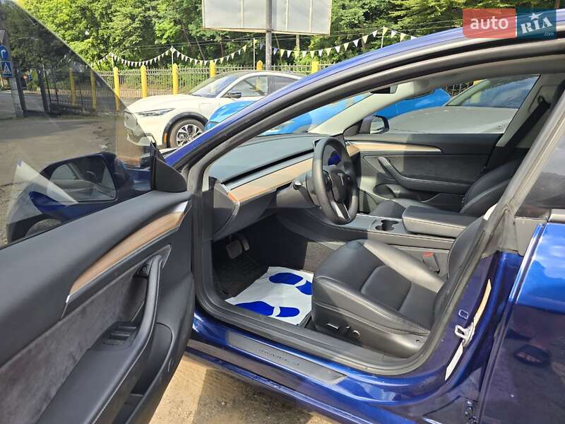 Седан Tesla Model 3 2023 в Львове