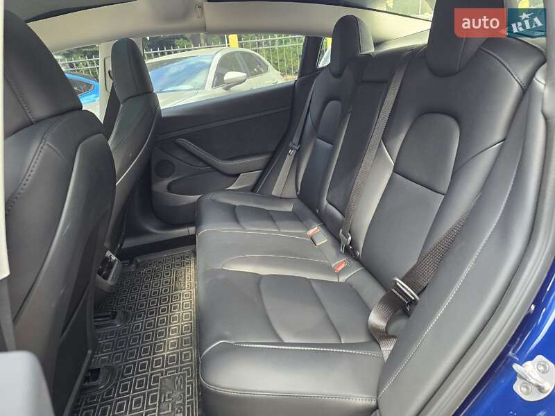 Седан Tesla Model 3 2023 в Львове