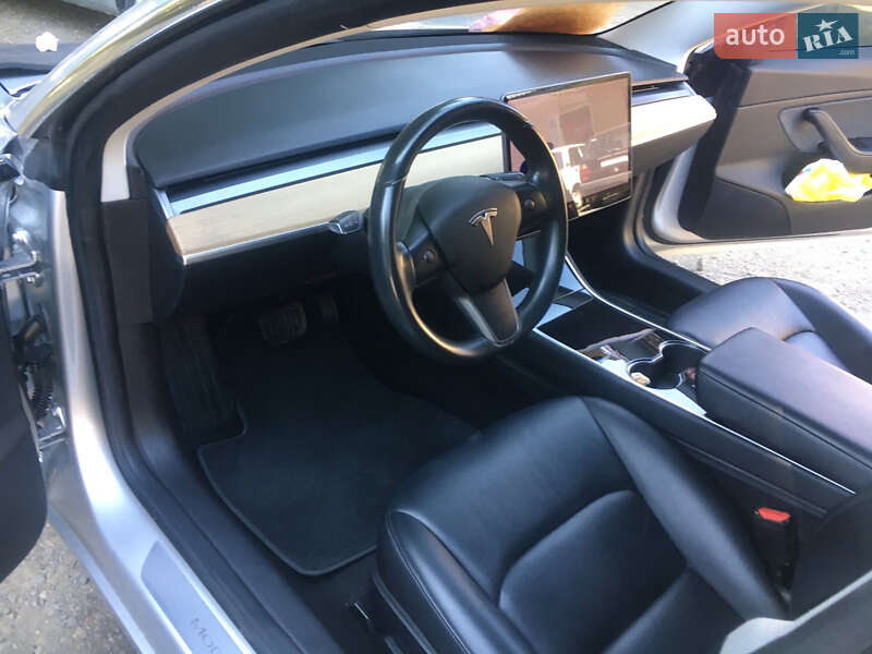 Седан Tesla Model 3 2018 в Ужгороде