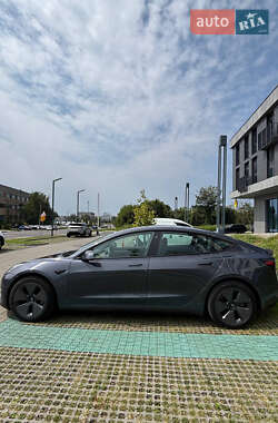 Седан Tesla Model 3 2022 в 