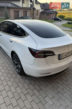 Седан Tesla Model 3 2022 в 
