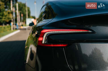 Седан Tesla Model 3 2024 в 