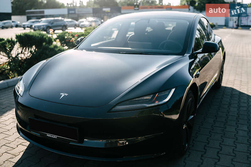 Седан Tesla Model 3 2024 в 