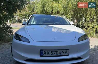 Седан Tesla Model 3 2024 в 
