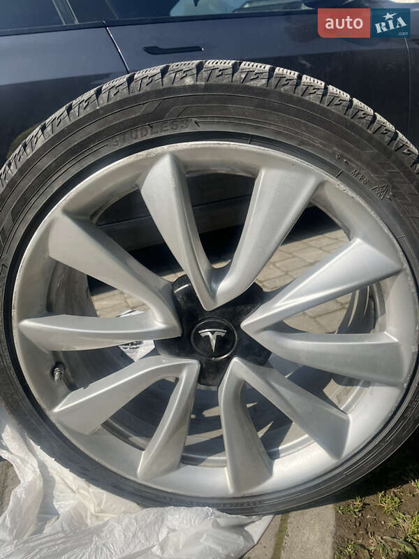 Седан Tesla Model 3 2019 в Львове