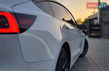 Седан Tesla Model 3 2023 в 