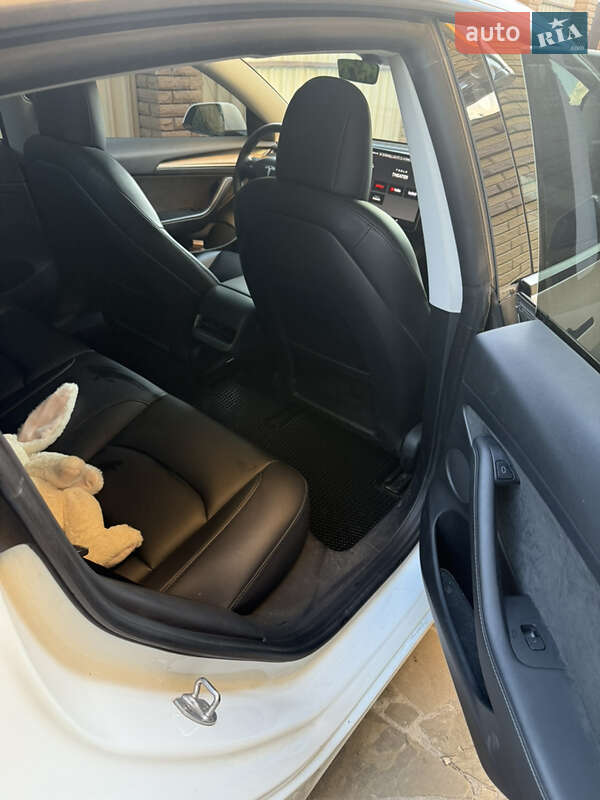 Седан Tesla Model 3 2021 в Киеве