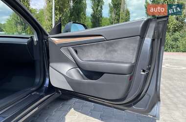 Седан Tesla Model 3 2022 в 