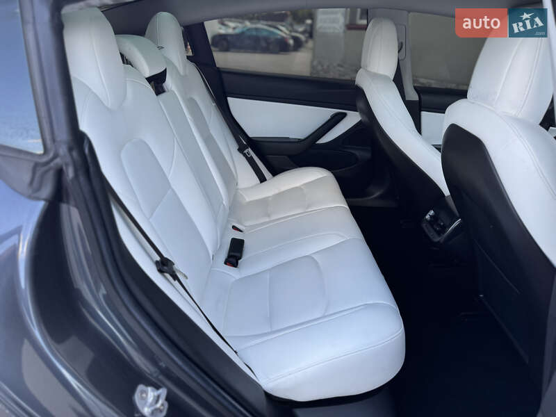 Седан Tesla Model 3 2019 в Луцке