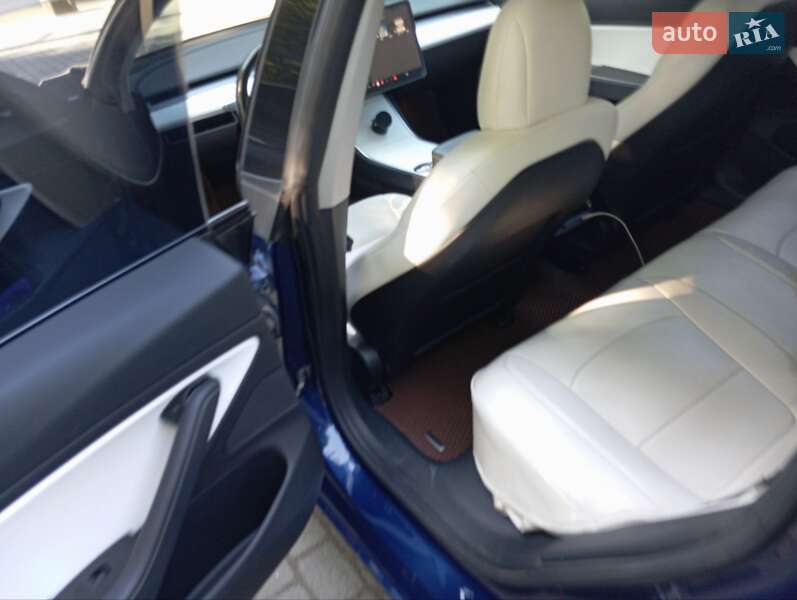 Седан Tesla Model 3 2018 в Львові