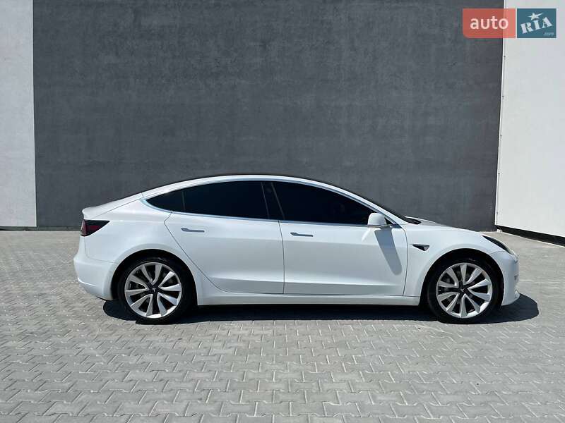 Седан Tesla Model 3 2019 в Львове