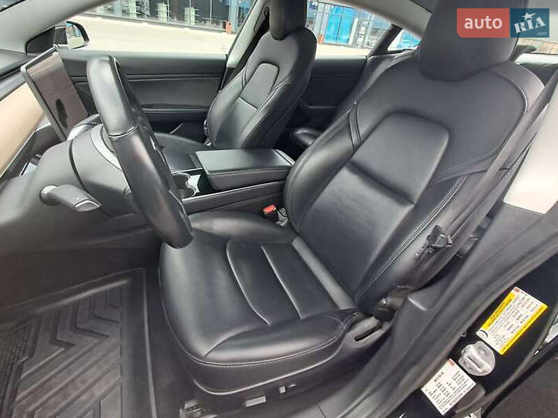 Седан Tesla Model 3 2018 в Львове