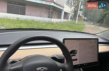 Седан Tesla Model 3 2022 в 