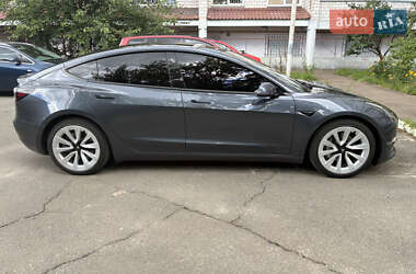 Седан Tesla Model 3 2022 в 