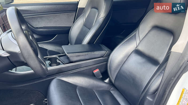 Седан Tesla Model 3 2020 в Луцке