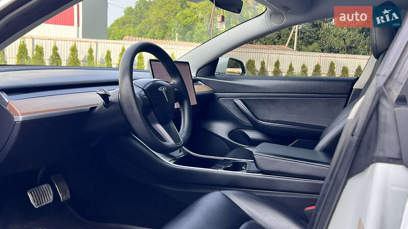 Седан Tesla Model 3 2020 в Луцке