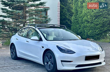 Седан Tesla Model 3 2022 в 