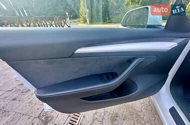 Седан Tesla Model 3 2022 в 