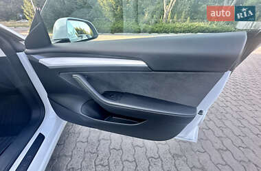 Седан Tesla Model 3 2022 в 