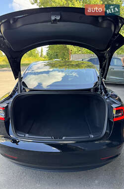 Седан Tesla Model 3 2023 в 