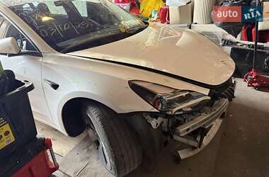 Седан Tesla Model 3 2023 в 