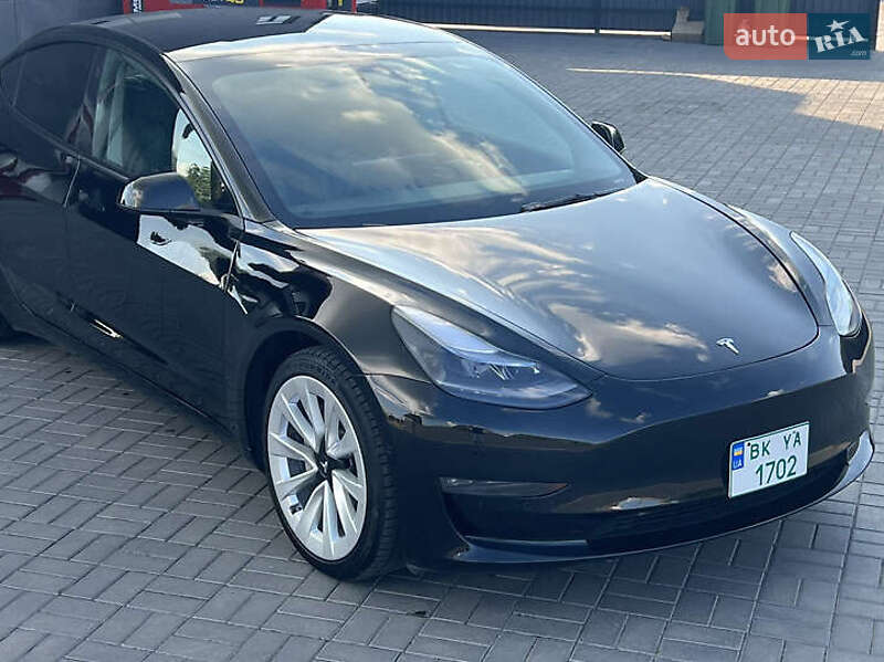 Седан Tesla Model 3 2022 в 