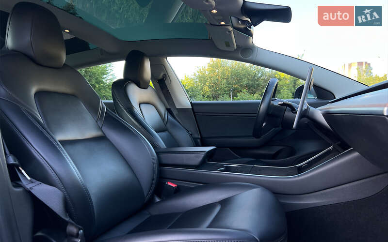 Седан Tesla Model 3 2019 в Львові