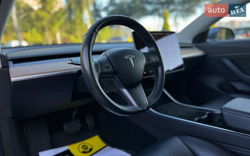 Седан Tesla Model 3 2019 в Львові