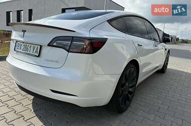 Седан Tesla Model 3 2022 в 