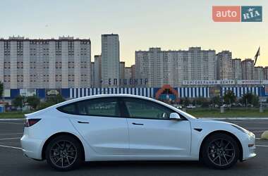 Седан Tesla Model 3 2022 в 