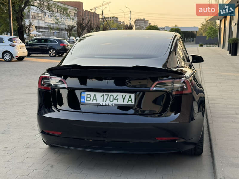 Седан Tesla Model 3 2022 в Ужгороді