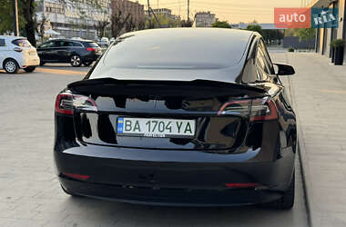 Седан Tesla Model 3 2022 в 