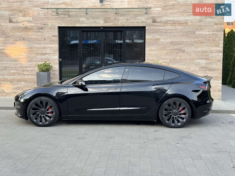 Седан Tesla Model 3 2022 в Ужгороді