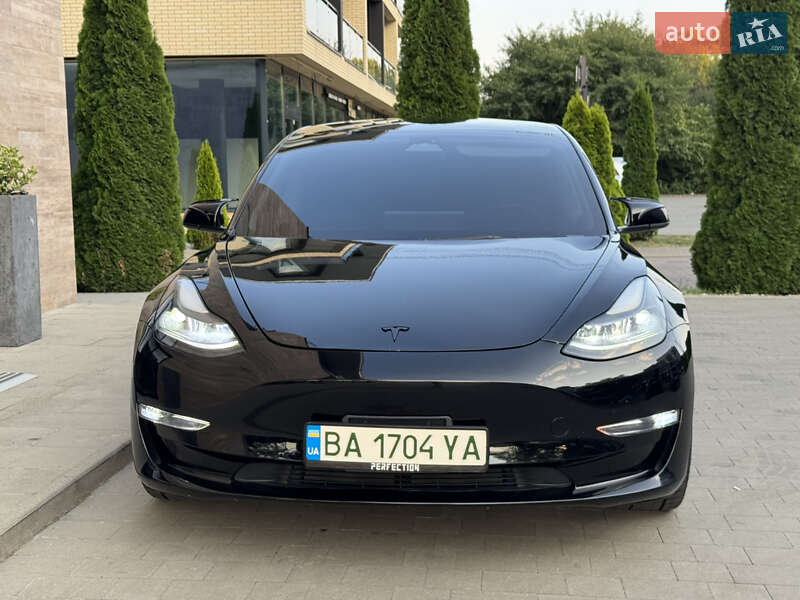 Седан Tesla Model 3 2022 в Ужгороді