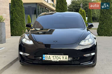 Седан Tesla Model 3 2022 в 