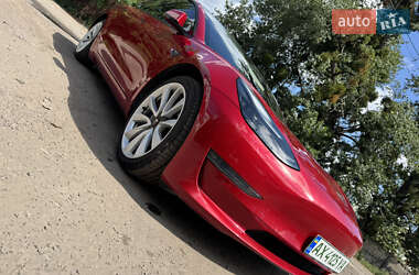 Седан Tesla Model 3 2022 в 