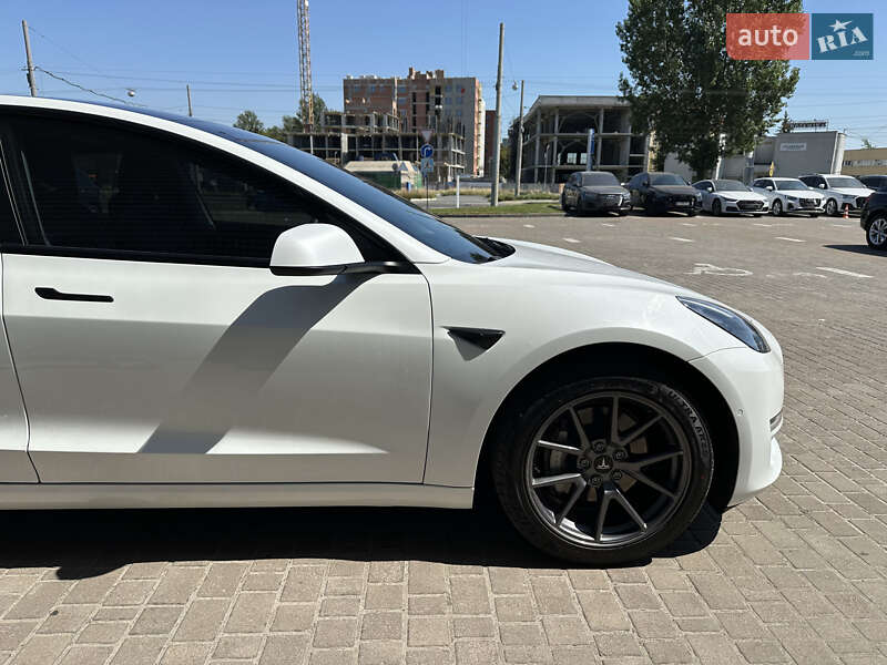 Седан Tesla Model 3 2022 в Львові