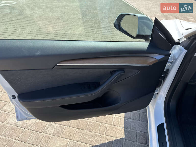 Седан Tesla Model 3 2022 в Львові