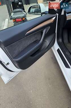 Седан Tesla Model 3 2023 в 