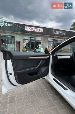 Седан Tesla Model 3 2022 в 