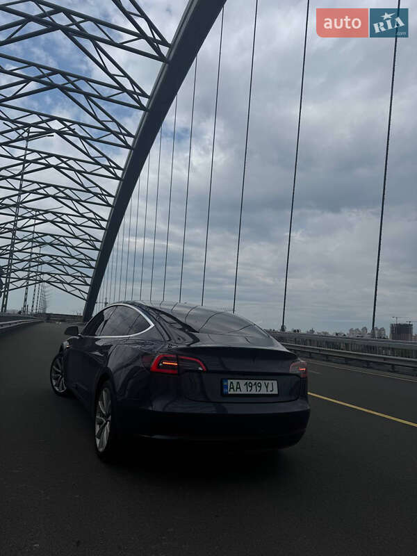 Седан Tesla Model 3 2019 в Киеве