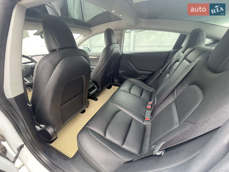 Седан Tesla Model 3 2021 в Рівному