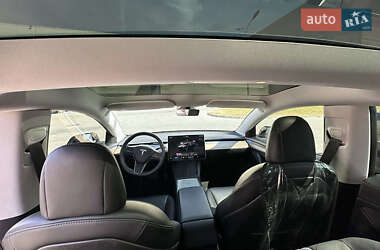 Седан Tesla Model 3 2022 в 
