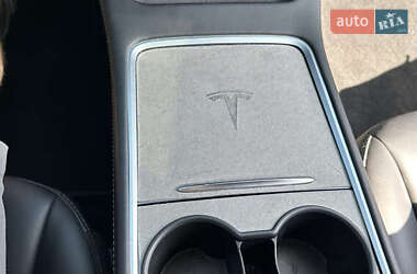 Седан Tesla Model 3 2022 в 